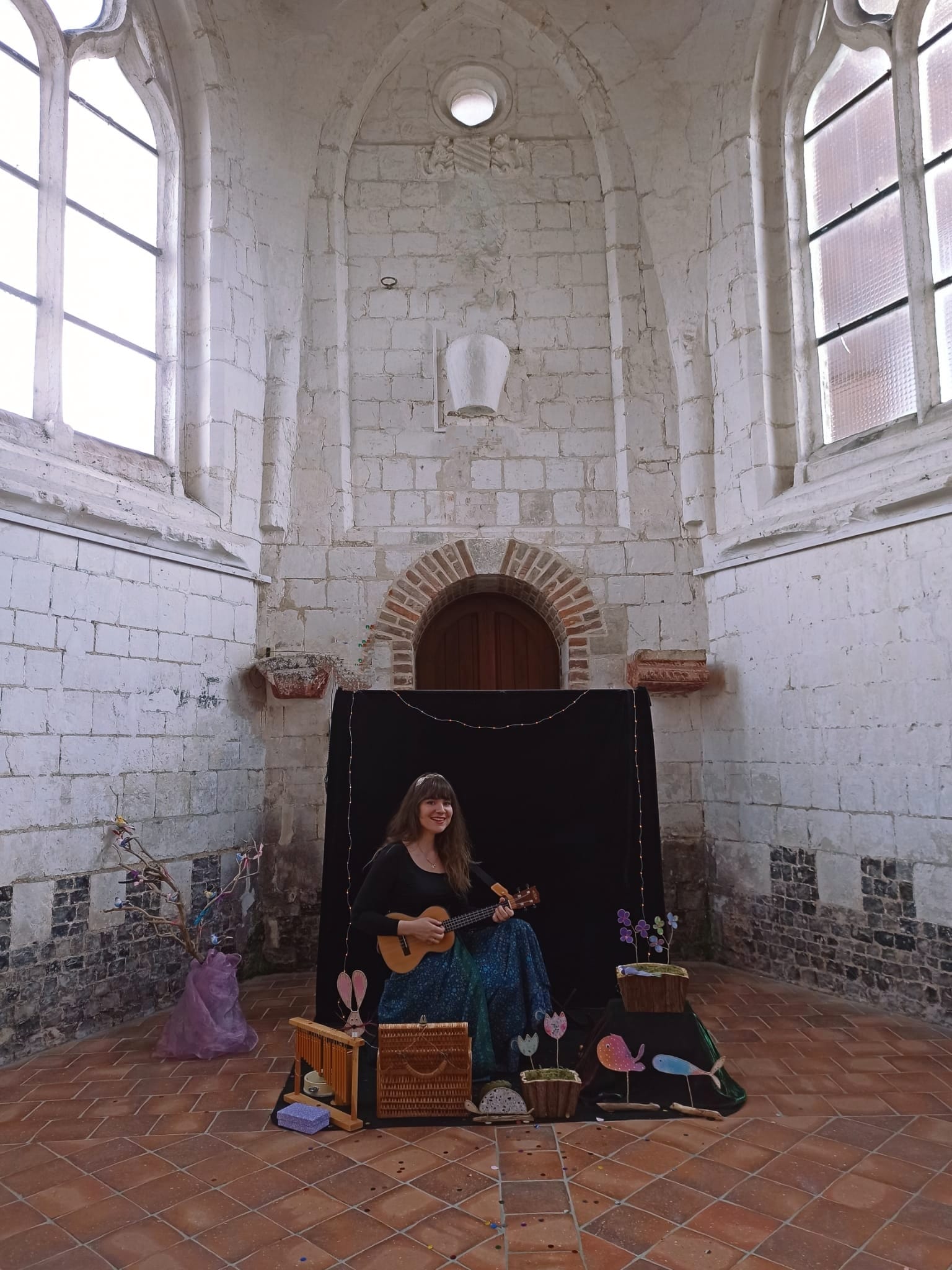 Représentation du spectacle Tout là-haut dans une petite chapelle à Saint-Martin-le-Gaillard, en Normandie
