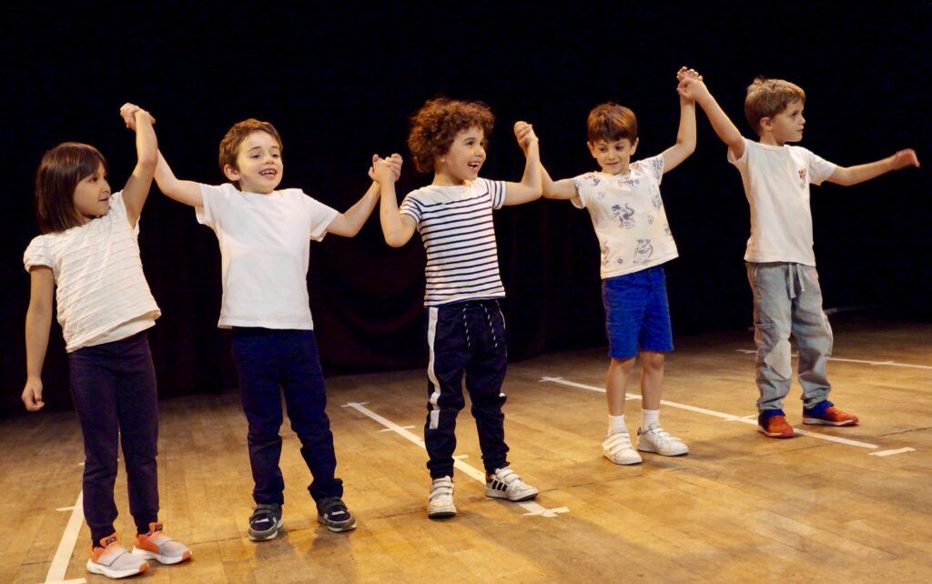 Le spectacle de fin d'année des enfants d'un cours de hip-hop de la compagnie maya