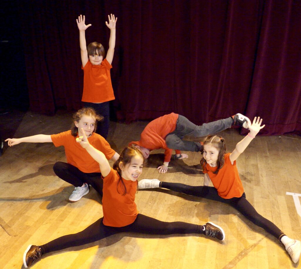 Le spectacle de fin d'année des enfants d'un cours de hip-hop de la compagnie maya