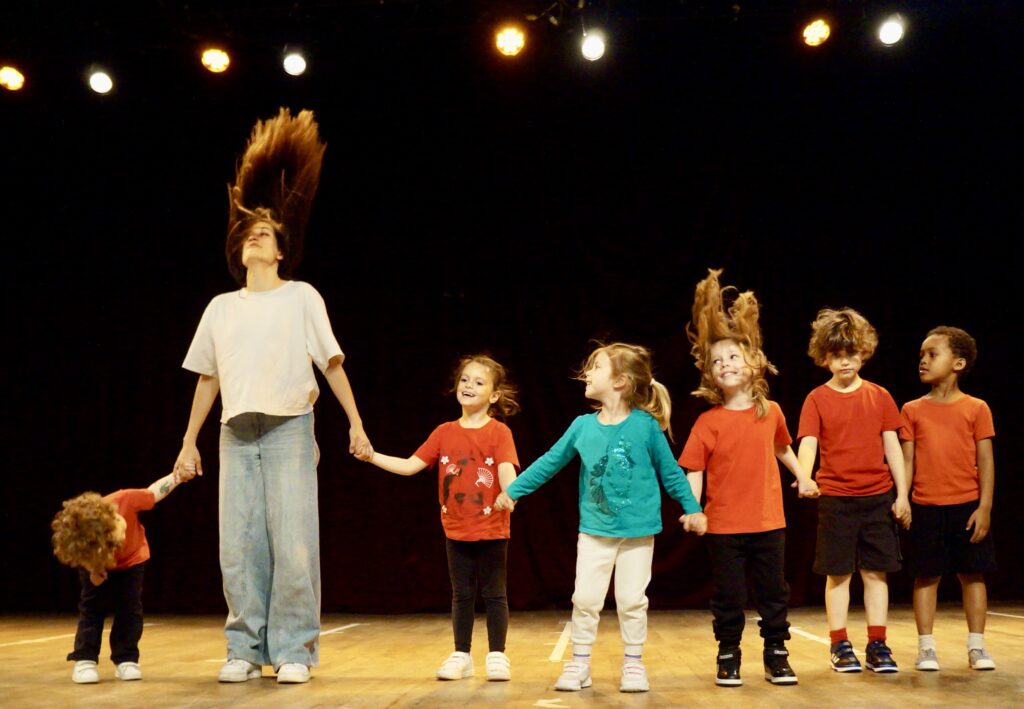 Le spectacle de fin d'année des enfants d'un cours de hip-hop de la compagnie maya