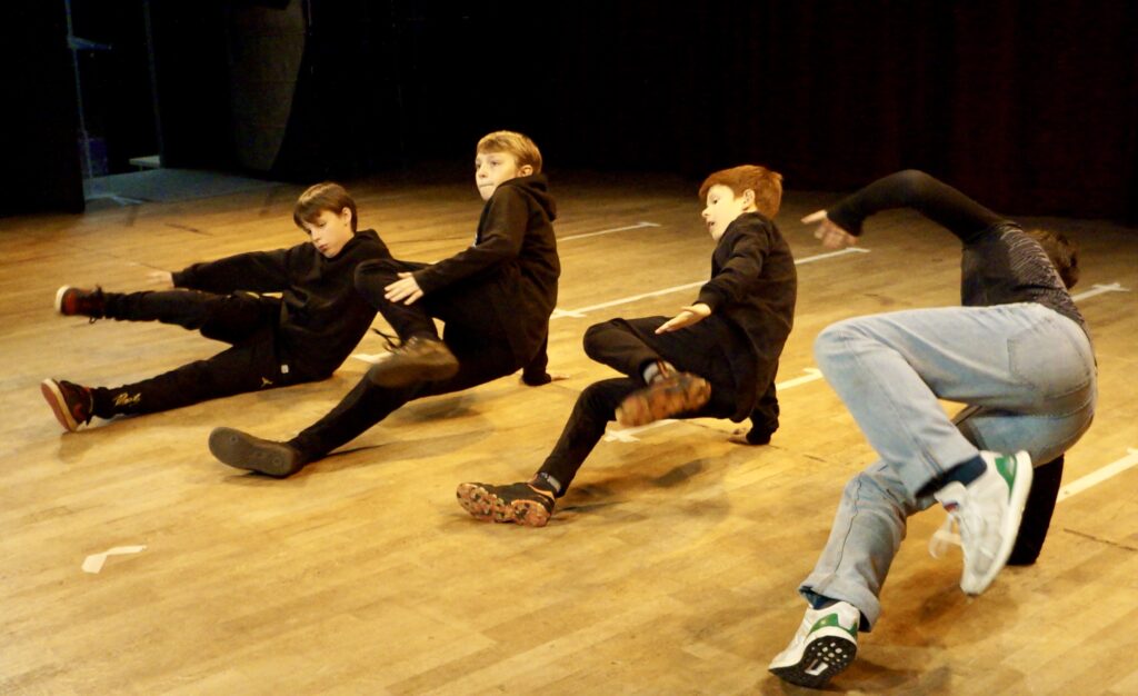 Le spectacle de fin d'année des enfants d'un cours de hip-hop de la compagnie maya