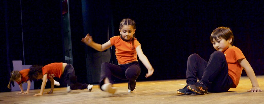 Le spectacle de fin d'année des enfants d'un cours de hip-hop de la compagnie maya