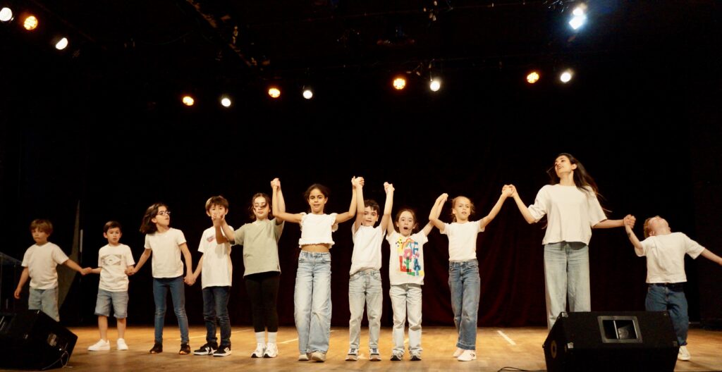 Le spectacle de fin d'année des enfants d'un cours de hip-hop de la compagnie maya