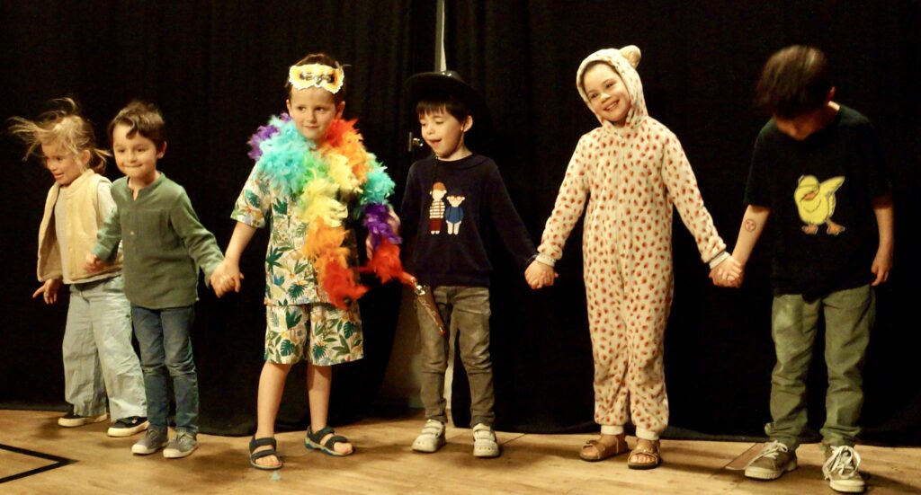 Le spectacle de fin d'année des enfants d'un cours de théâtre de la compagnie maya