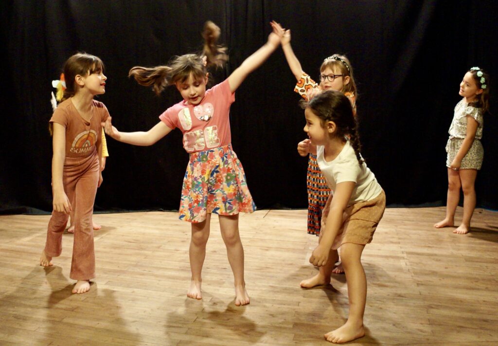 Le spectacle de fin d'année des enfants d'un cours de théâtre de la compagnie maya