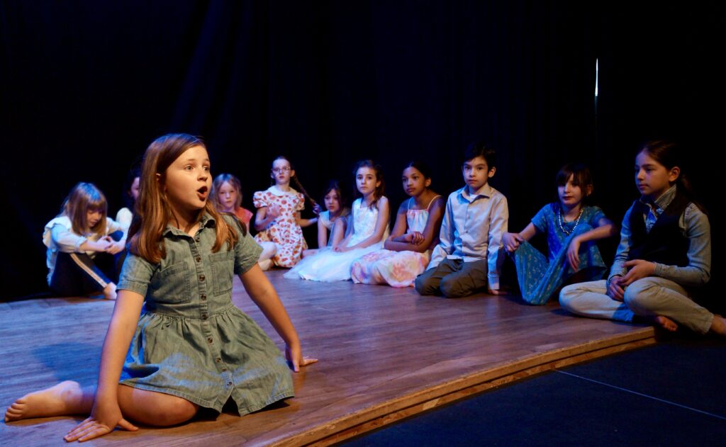 Le spectacle de fin d'année des enfants d'un cours de théâtre de la compagnie maya