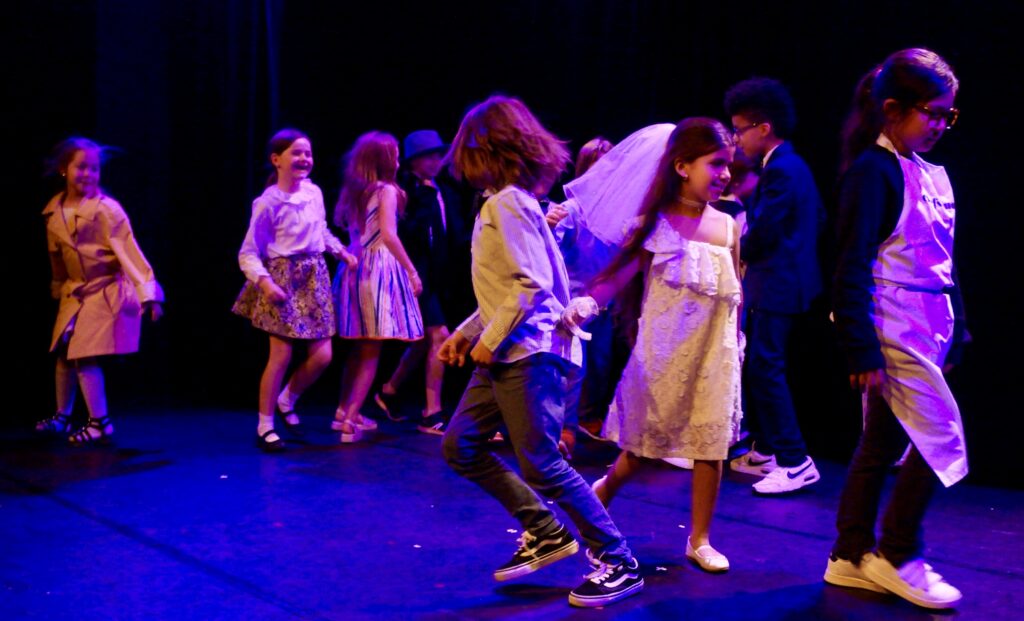 Le spectacle de fin d'année des enfants d'un cours de théâtre de la compagnie maya