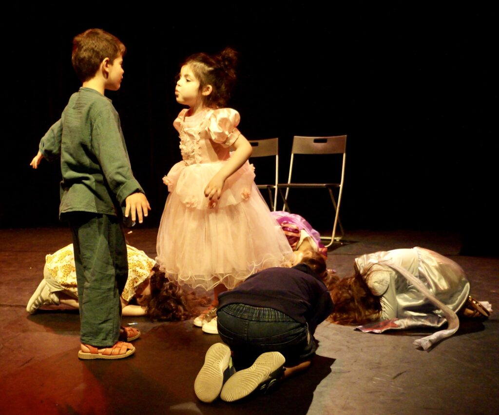 Le spectacle de fin d'année des enfants d'un cours de théâtre de la compagnie maya