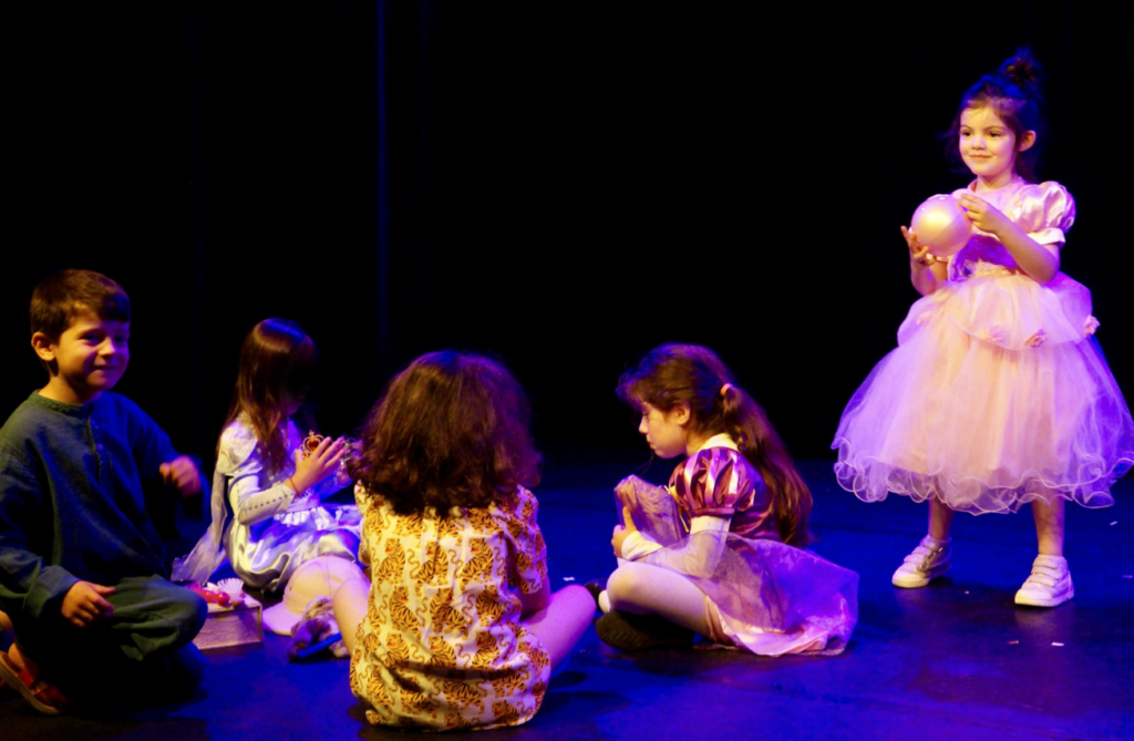 Le spectacle de fin d'année des enfants d'un cours de théâtre de la compagnie maya