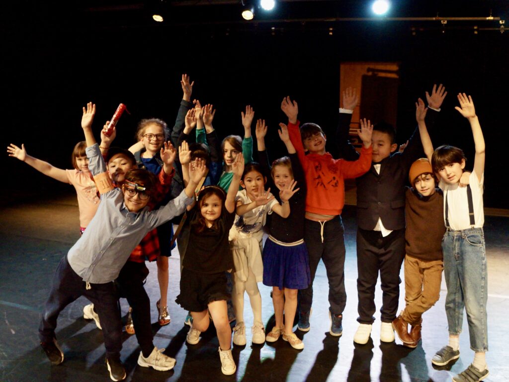 Le spectacle de fin d'année des enfants d'un cours de théâtre de la compagnie maya