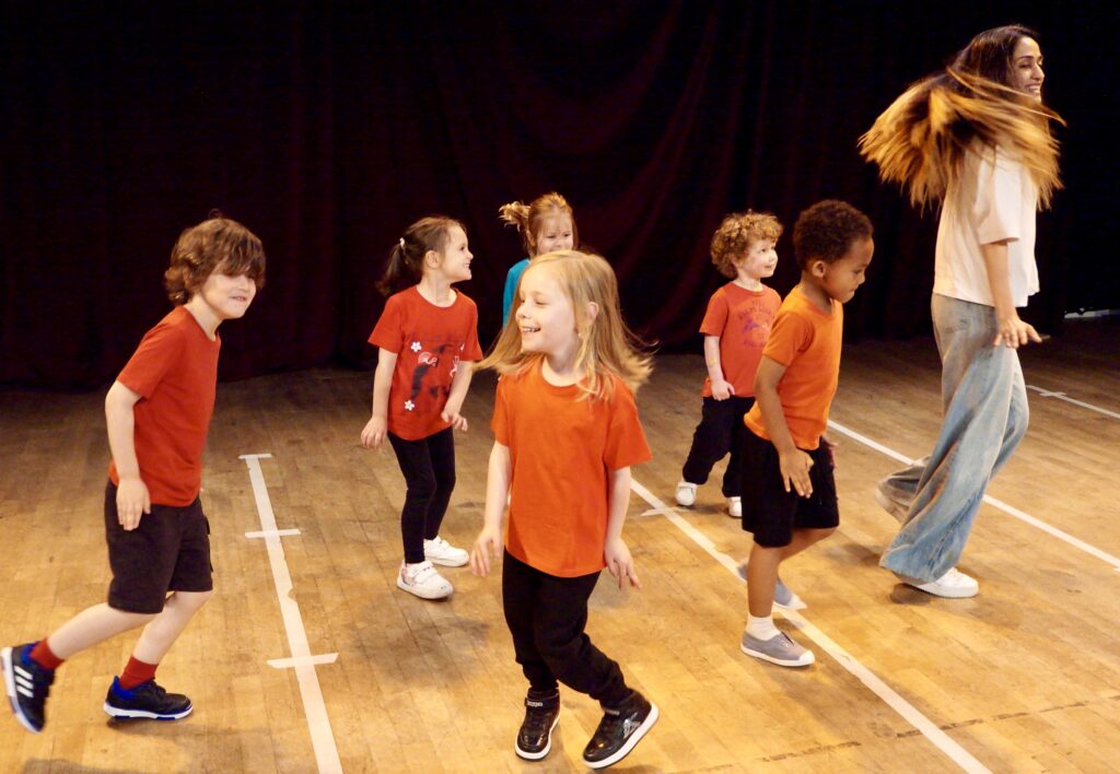 Le spectacle de fin d'année des enfants d'un cours de hip-hop de la compagnie maya