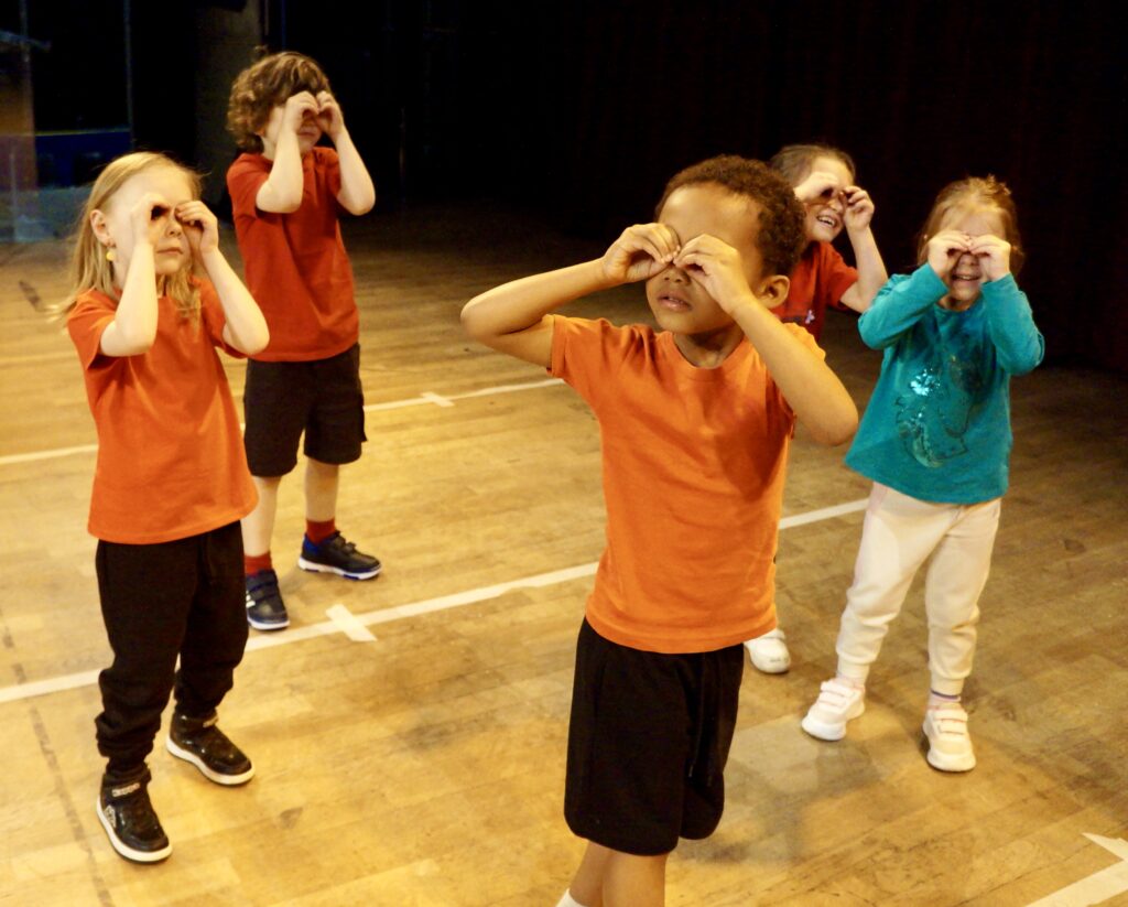 Le spectacle de fin d'année des enfants d'un cours de hip-hop de la compagnie maya