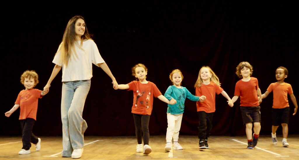 Le spectacle de fin d'année des enfants d'un cours de hip-hop de la compagnie maya