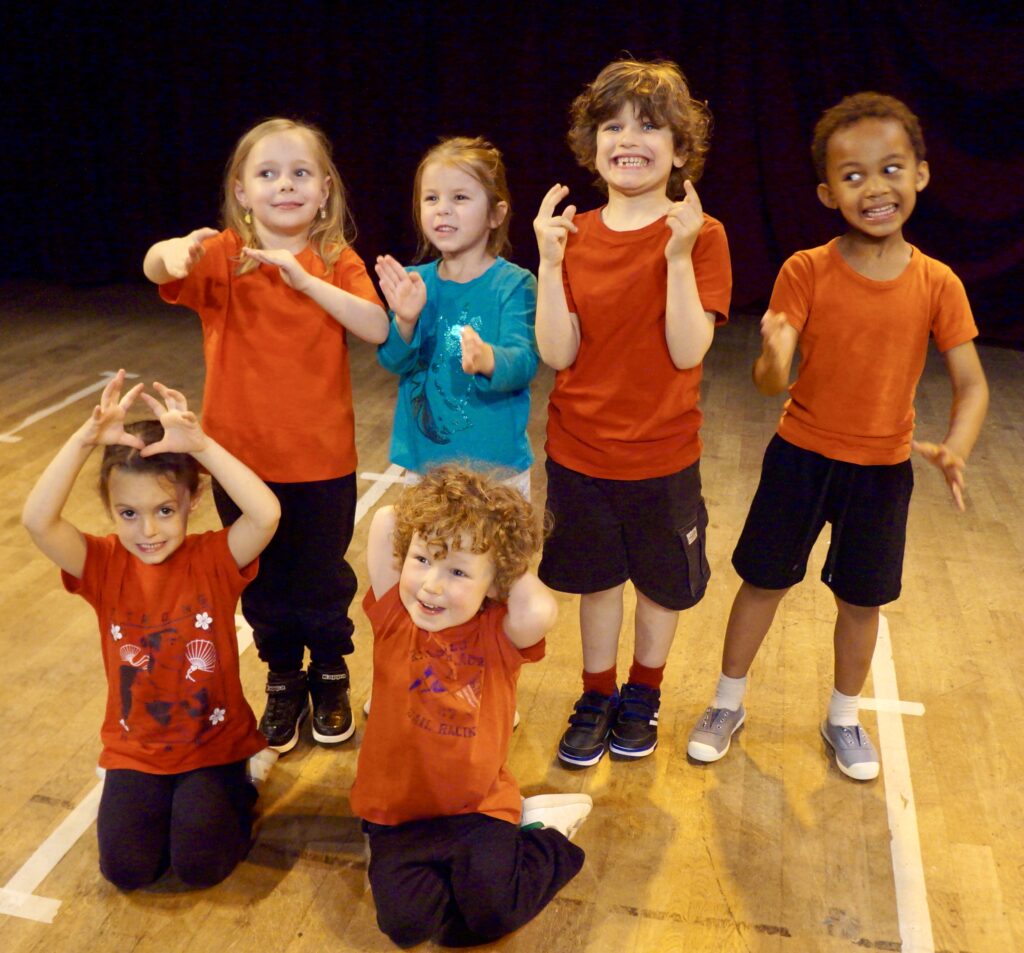 Le spectacle de fin d'année des enfants d'un cours de hip-hop de la compagnie maya