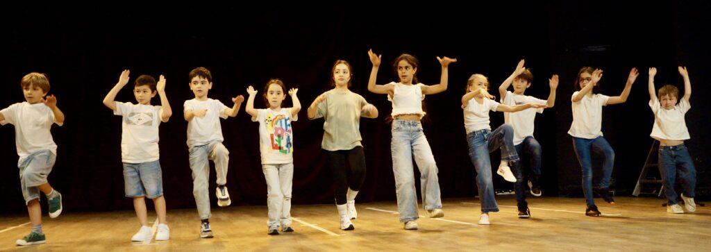 Le spectacle de fin d'année des enfants d'un cours de hip-hop de la compagnie maya