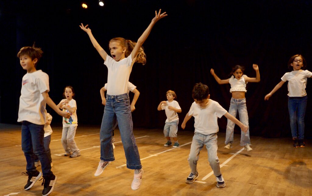 Le spectacle de fin d'année des enfants d'un cours de hip-hop de la compagnie maya