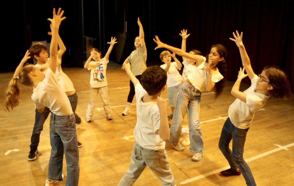 Le spectacle de fin d'année des enfants d'un cours de hip-hop de la compagnie maya