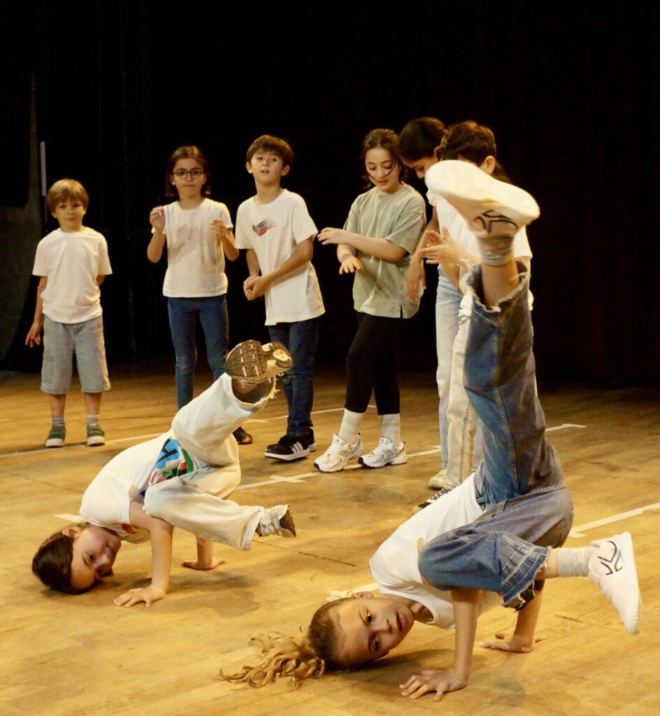 Le spectacle de fin d'année des enfants d'un cours de hip-hop de la compagnie maya