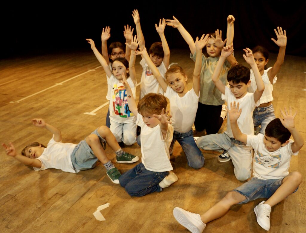 Le spectacle de fin d'année des enfants d'un cours de hip-hop de la compagnie maya