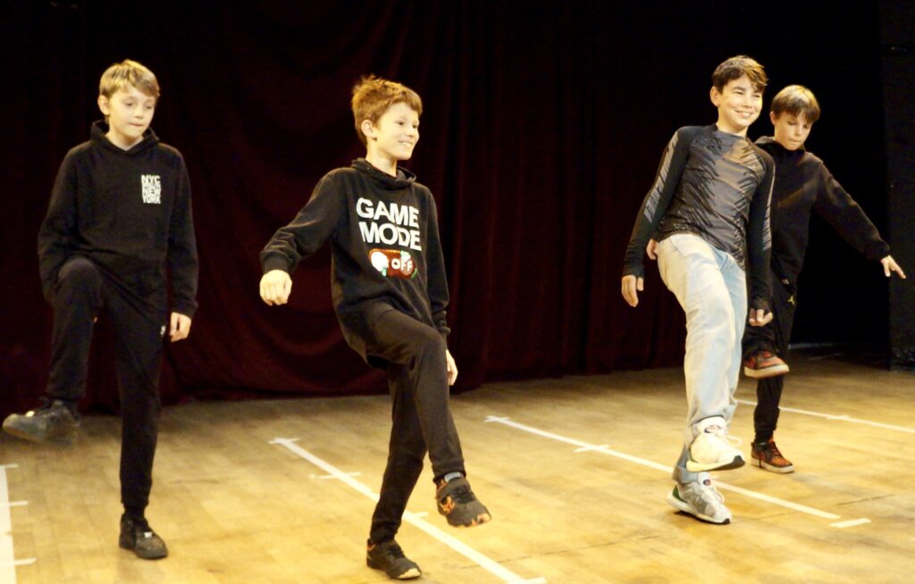 Le spectacle de fin d'année des enfants d'un cours de hip-hop de la compagnie maya