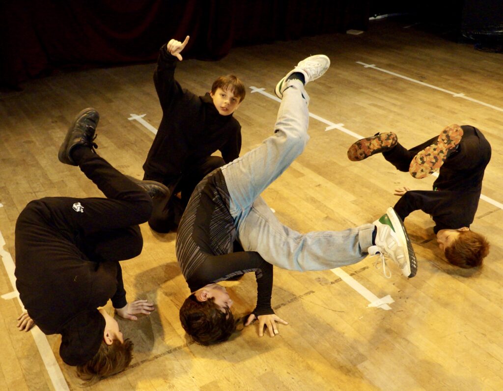 Le spectacle de fin d'année des enfants d'un cours de hip-hop de la compagnie maya