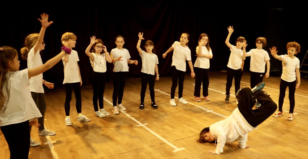 Le spectacle de fin d'année des enfants d'un cours de hip-hop de la compagnie maya