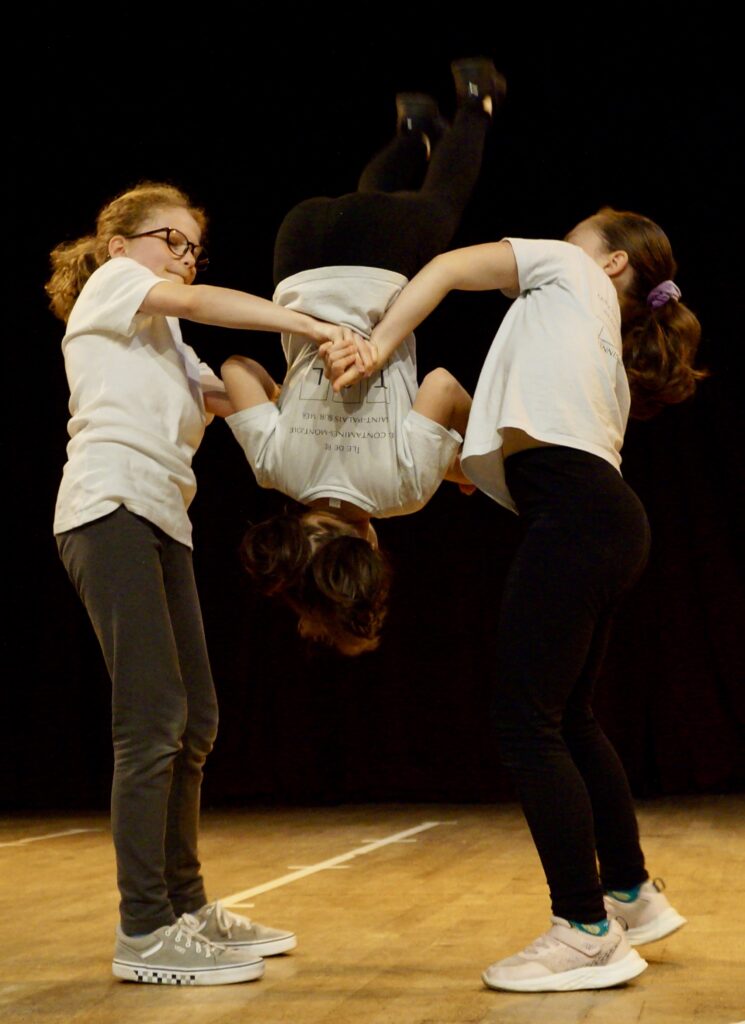 Le spectacle de fin d'année des enfants d'un cours de hip-hop de la compagnie maya