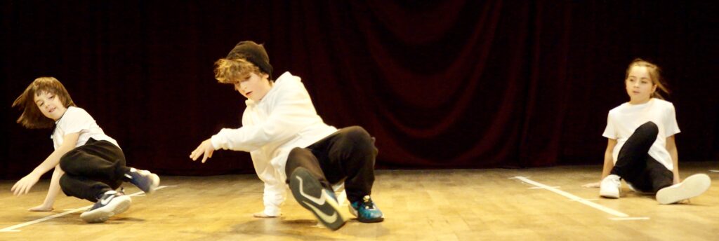 Le spectacle de fin d'année des enfants d'un cours de hip-hop de la compagnie maya