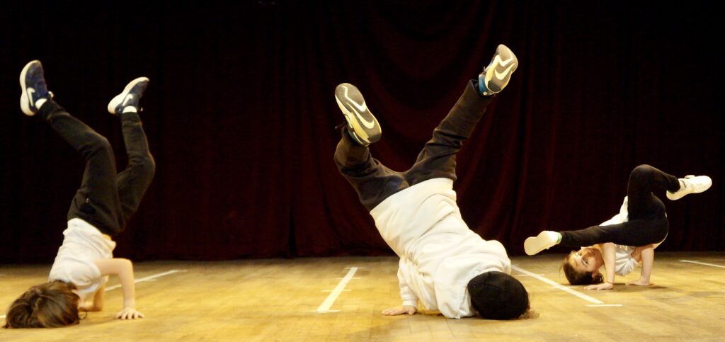 Le spectacle de fin d'année des enfants d'un cours de hip-hop de la compagnie maya