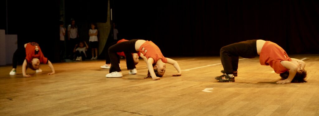 Le spectacle de fin d'année des enfants d'un cours de hip-hop de la compagnie maya