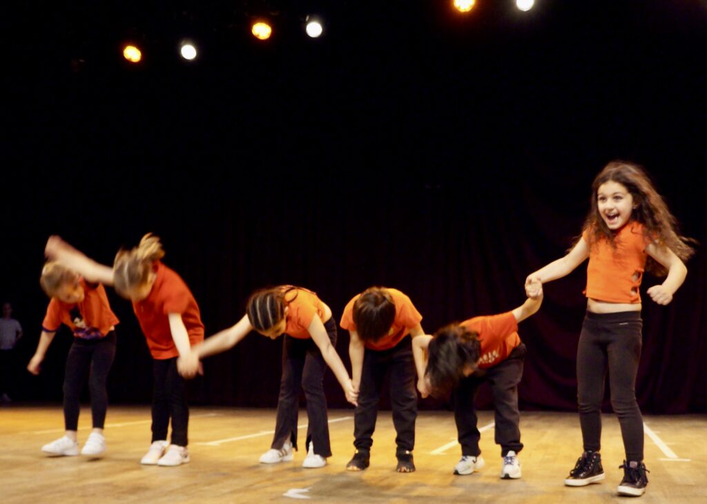 Le spectacle de fin d'année des enfants d'un cours de hip-hop de la compagnie maya