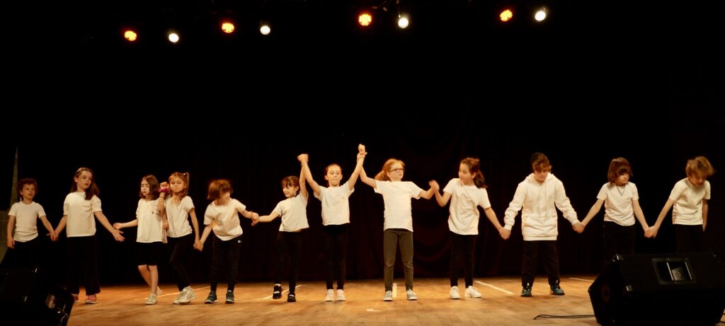 Le spectacle de fin d'année des enfants d'un cours de hip-hop de la compagnie maya