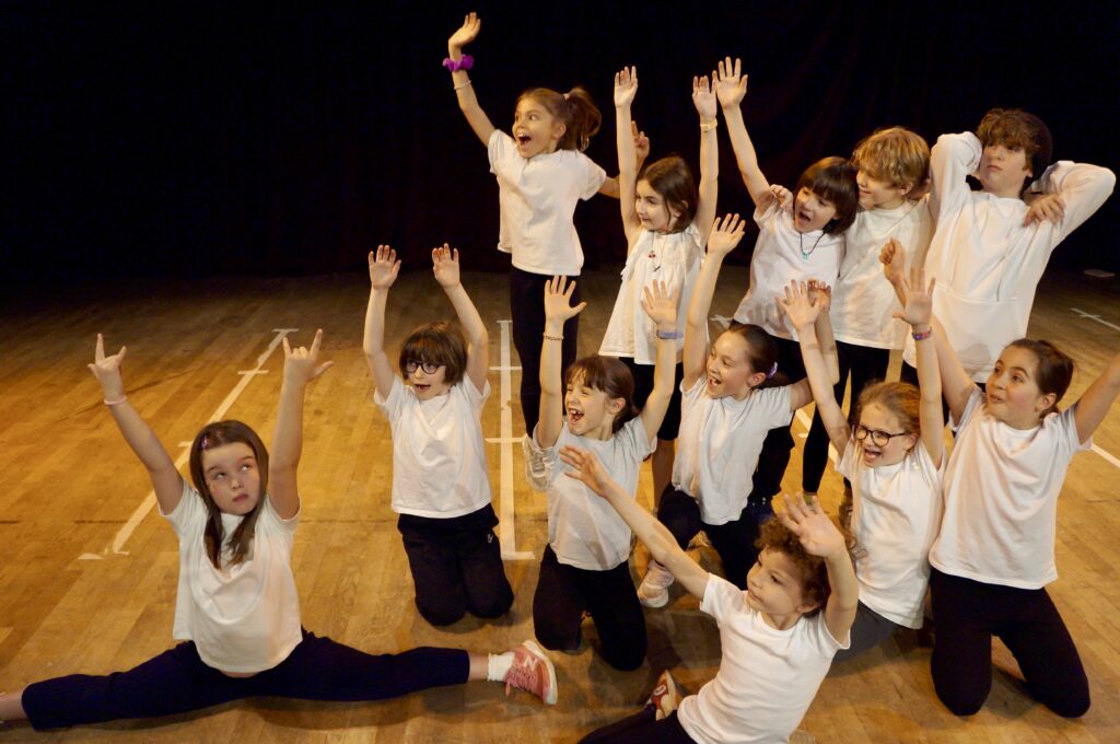 Le spectacle de fin d'année des enfants d'un cours de hip-hop de la compagnie maya