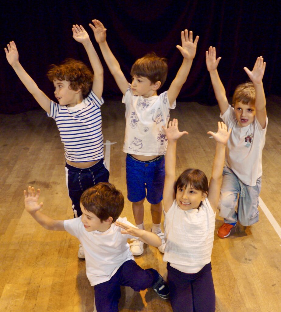 Le spectacle de fin d'année des enfants d'un cours de hip-hop de la compagnie maya