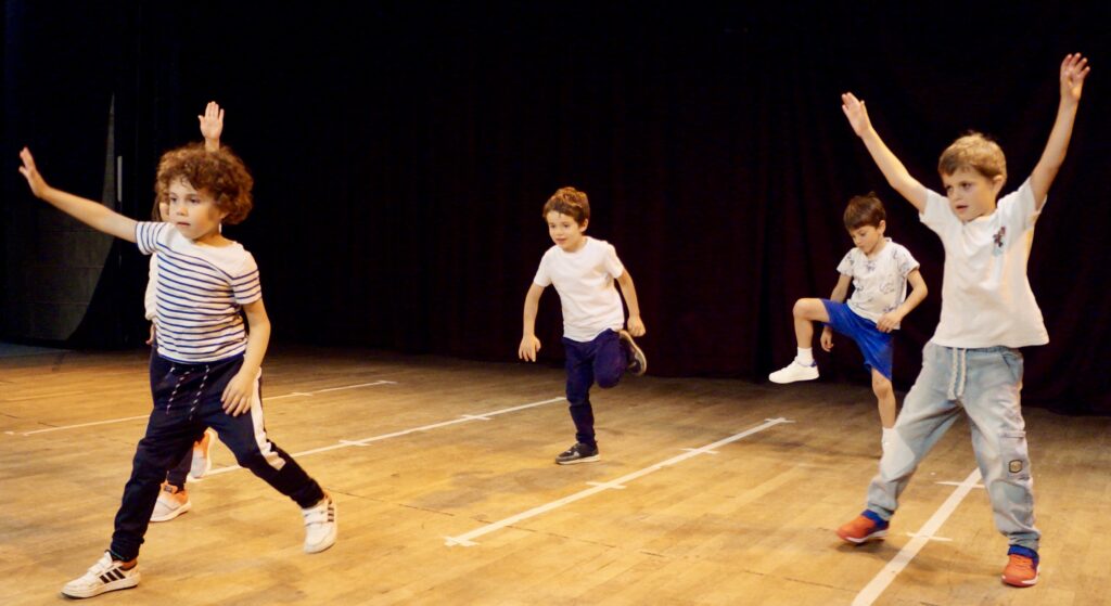 Le spectacle de fin d'année des enfants d'un cours de hip-hop de la compagnie maya