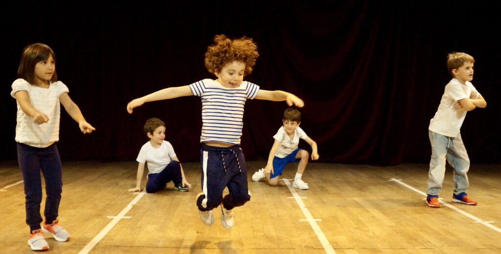 Le spectacle de fin d'année des enfants d'un cours de hip-hop de la compagnie maya