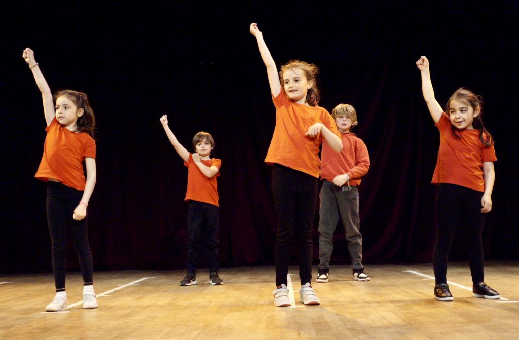 Le spectacle de fin d'année des enfants d'un cours de hip-hop de la compagnie maya