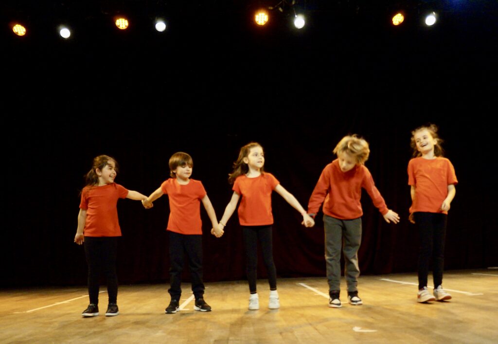 Le spectacle de fin d'année des enfants d'un cours de hip-hop de la compagnie maya