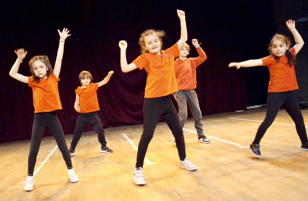 Le spectacle de fin d'année des enfants d'un cours de hip-hop de la compagnie maya