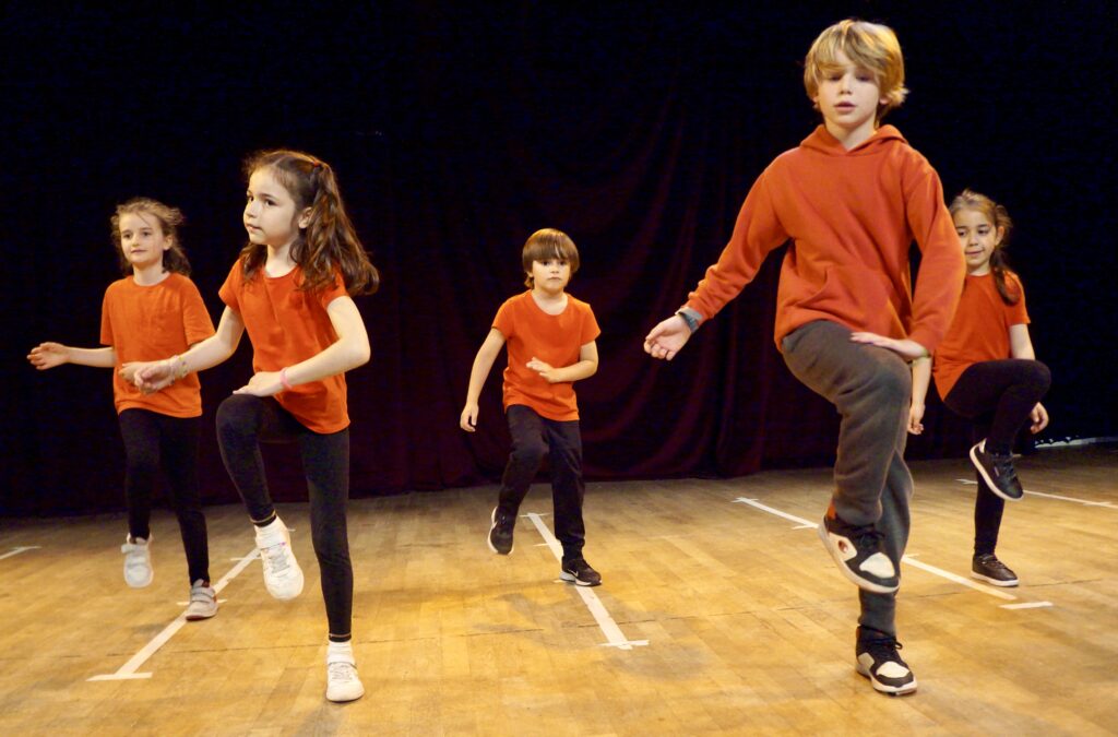 Le spectacle de fin d'année des enfants d'un cours de hip-hop de la compagnie maya