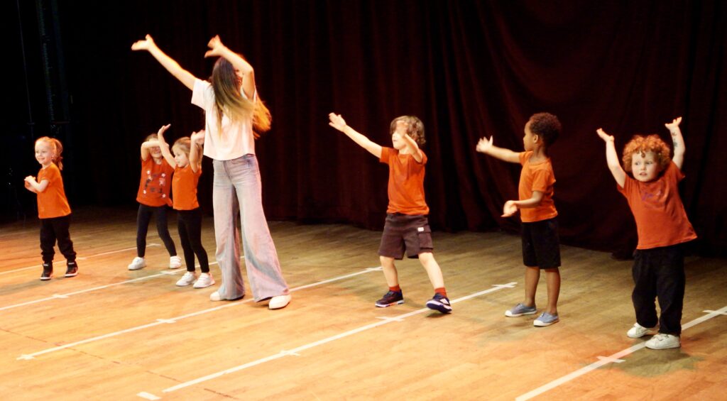 Le spectacle de fin d'année des enfants d'un cours de hip-hop de la compagnie maya