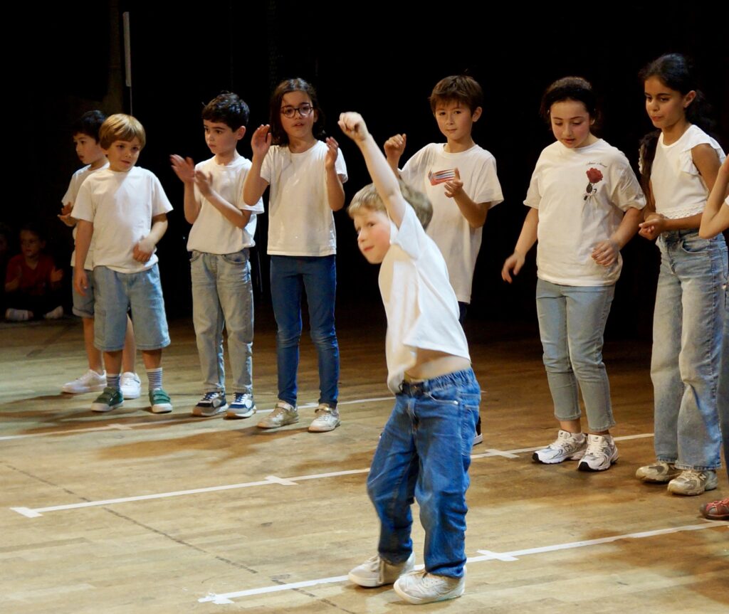 Le spectacle de fin d'année des enfants d'un cours de hip-hop de la compagnie maya