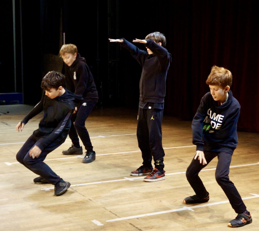 Le spectacle de fin d'année des enfants d'un cours de hip-hop de la compagnie maya