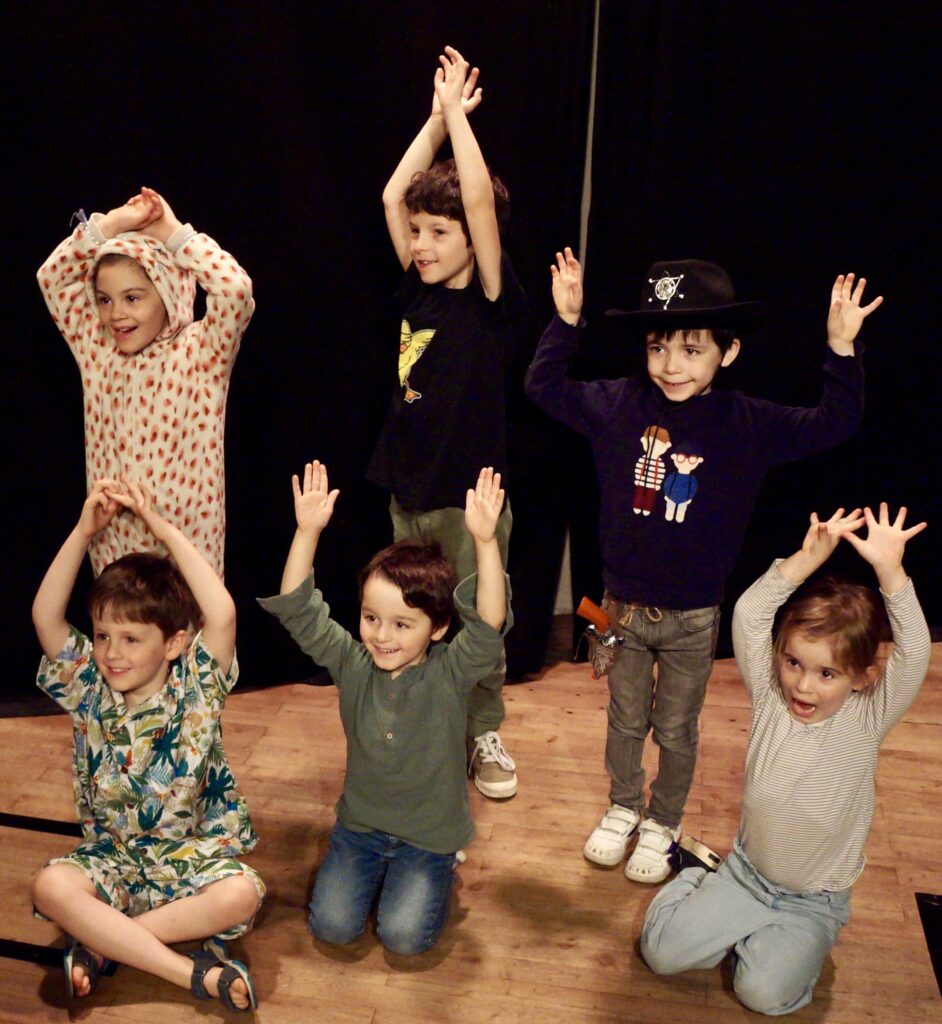 Le spectacle de fin d'année des enfants d'un cours de théâtre de la compagnie maya