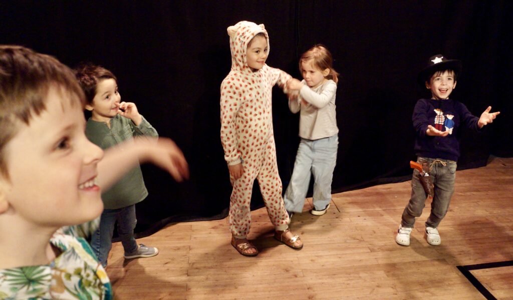 Le spectacle de fin d'année des enfants d'un cours de théâtre de la compagnie maya