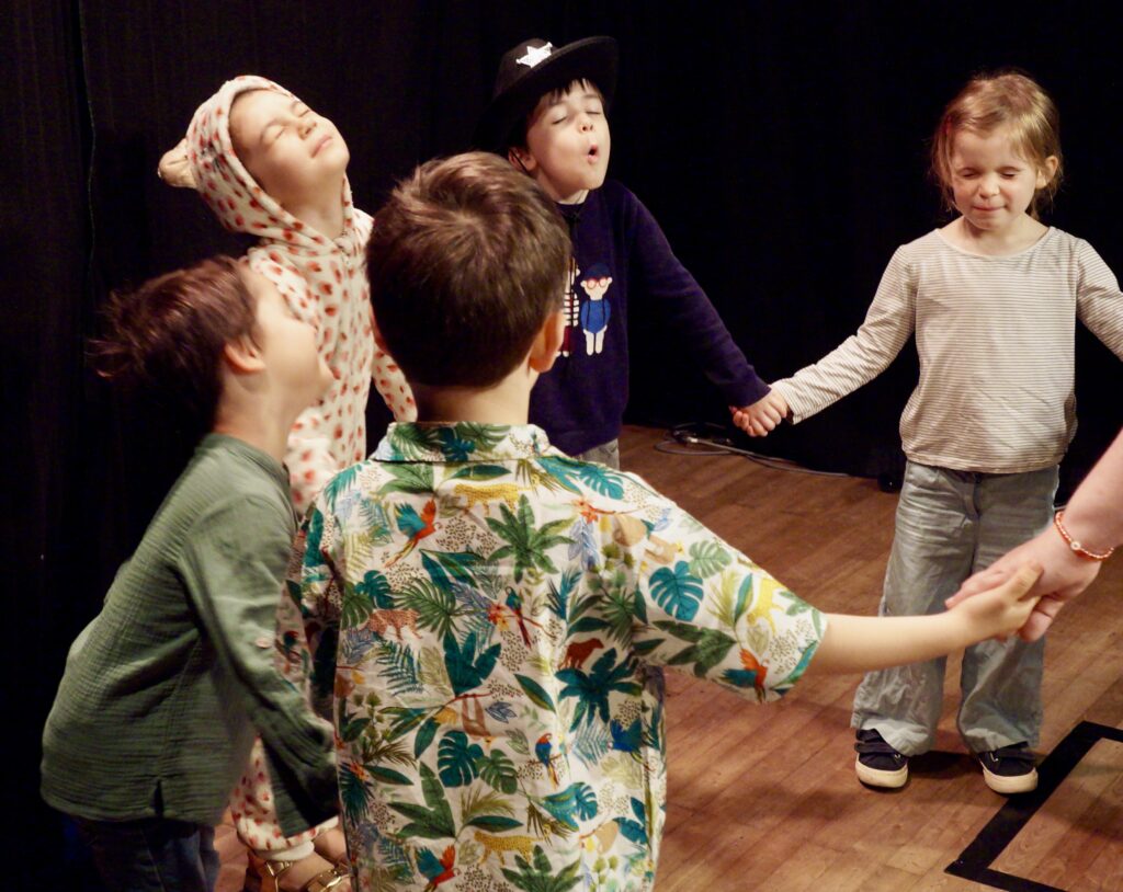 Le spectacle de fin d'année des enfants d'un cours de théâtre de la compagnie maya