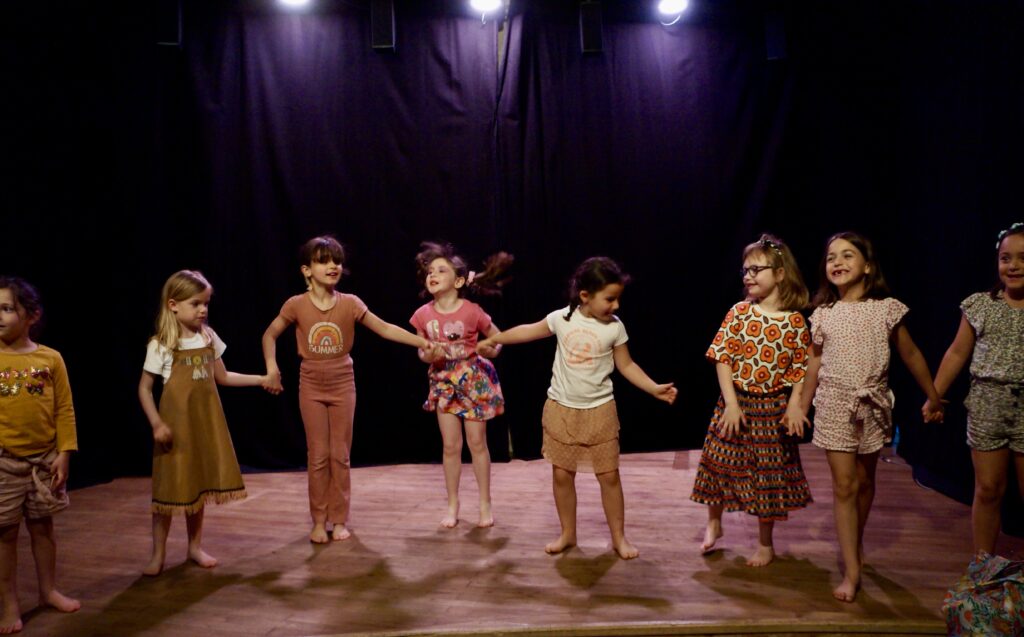 Le spectacle de fin d'année des enfants d'un cours de théâtre de la compagnie maya