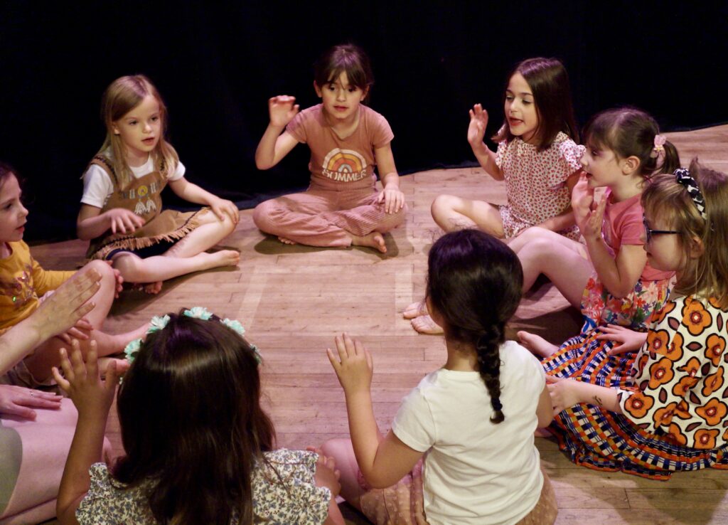 Le spectacle de fin d'année des enfants d'un cours de théâtre de la compagnie maya