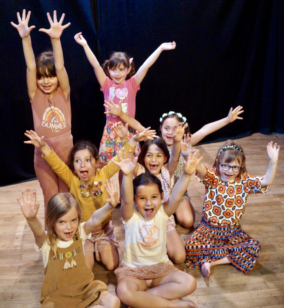 Le spectacle de fin d'année des enfants d'un cours de théâtre de la compagnie maya