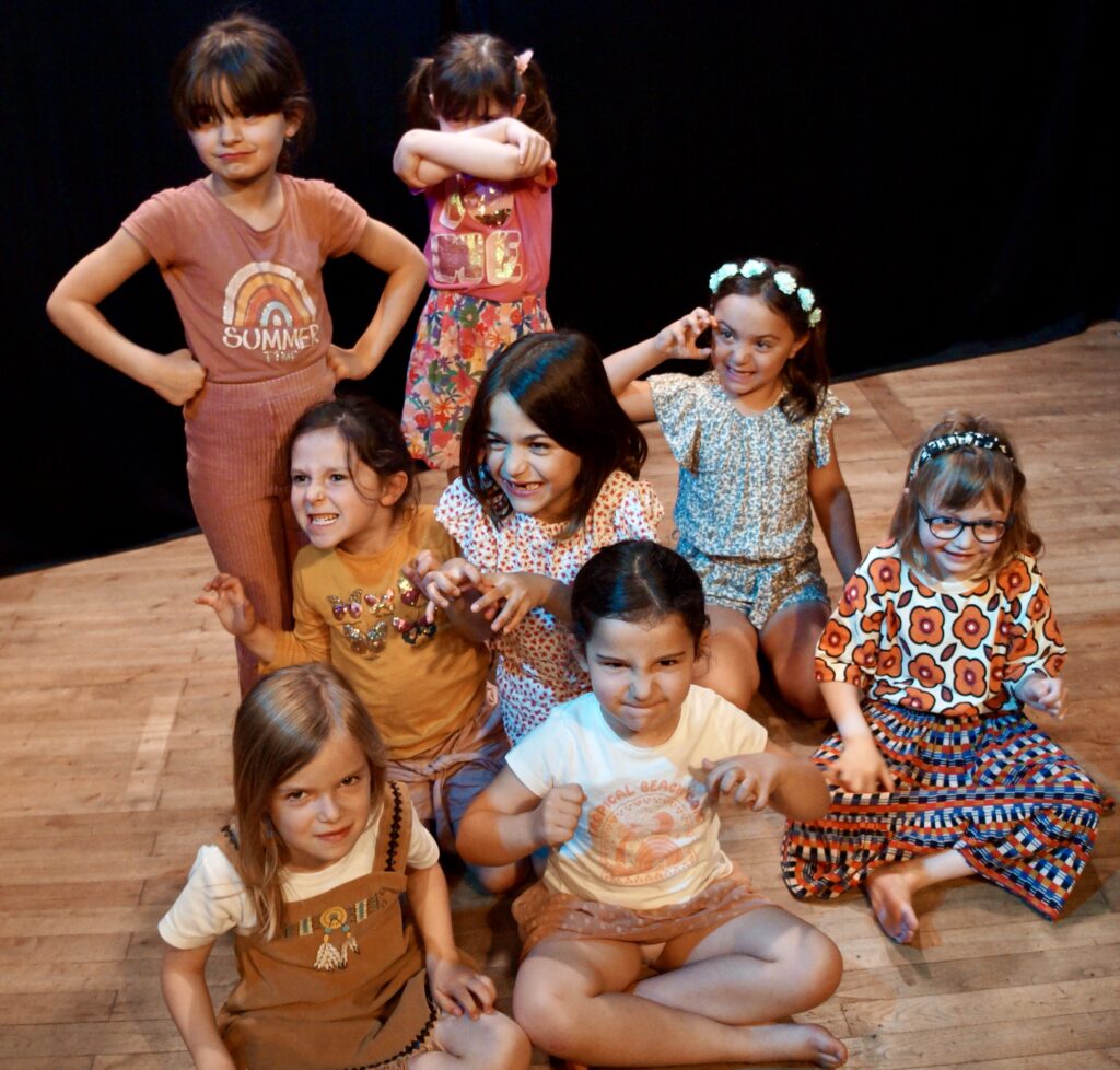 Le spectacle de fin d'année des enfants d'un cours de théâtre de la compagnie maya